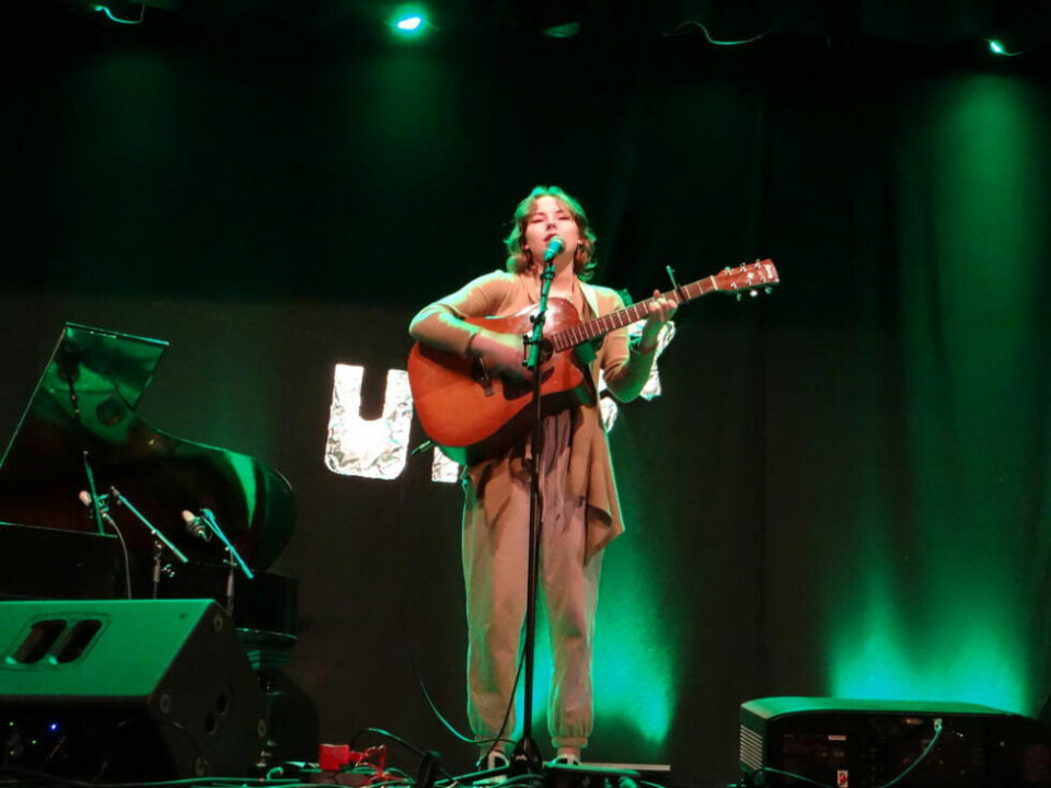 EGENKOMPONERT. Hannelise Dahl var en av de som gikk videre til fylkesmønstringen i Bodø med sin egenkomponerte sang. EGENKOMPONERT. Hannelise Dahl var en av de som gikk videre til fylkesmønstringen i Bodø med sin egenkomponerte sang. Foto: Peder A. Mosti