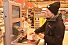 RETT I KASSA. Trude Hauan prøver en av de seks selvbetjente kassene på Coop Extra torsdag. - Jeg har ikke gjort det før, smiler hun. Alle foto: Sylvia Bredal