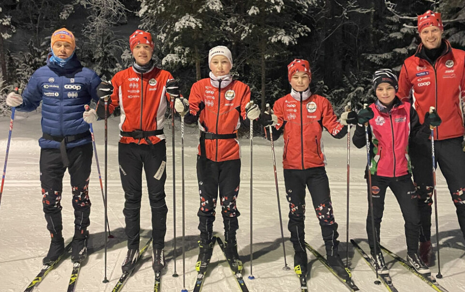 STOR HELG. Fauske IL, Valnesfjord IL og IL Vinger er på plass i Holmenkollen i helgen. Det blir nok en stor og inspirerende opplevelse. Det er bare å ønske de unge utøverne lykke til. Fra venstre Asbjørn Opheim (trener), Peder Godø, Max Opheim, Morten Megård, Emil Staupåmo Bentsen (IL Vinger) og Per Godø (trener) fra Fauske IL. I tillegg stiller Valnesfjord IL med tre gutter på skisportens nasjonalarena. STOR HELG. Fauske IL, Valnesfjord IL og IL Vinger er på plass i Holmenkollen i helgen. Det blir nok en stor og inspirerende opplevelse. Det er bare å ønske de unge utøverne lykke til. Fra venstre Asbjørn Opheim (trener), Peder Godø, Max Opheim, Morten Megård, Emil Staupåmo Bentsen (IL Vinger) og Per Godø (trener) fra Fauske IL. I tillegg stiller Valnesfjord IL med tre gutter på skisportens nasjonalarena. Foto: Fauske IL