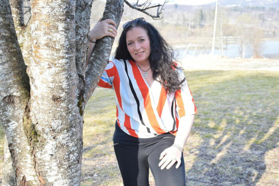 SLUTTER. Sylvi Katrin Brandsæther gir seg som folkehelsekoordinator i Sørfold. Har hun har også et eget firma der hun jobber med hypnose, EFT-terapi og coaching. SLUTTER. Sylvi Katrin Brandsæther gir seg som folkehelsekoordinator i Sørfold. Har hun har også et eget firma der hun jobber med hypnose, EFT-terapi og coaching. Foto: Eva S. Winther