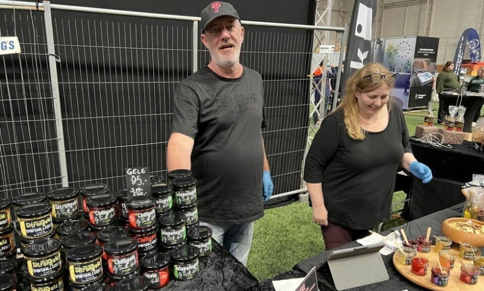 PÅ PLASS. Christopher og June Smith-Hald kastet seg rundt da det var ledig plass på messa. Nått til lørdag kjørte de fra Kvæfjord til Fauske og rakk å få opp stand til messa åpnet. PÅ PLASS. Christopher og June Smith-Hald kastet seg rundt da det var ledig plass på messa. Nått til lørdag kjørte de fra Kvæfjord til Fauske og rakk å få opp stand til messa åpnet. Foto: Espen Johansen