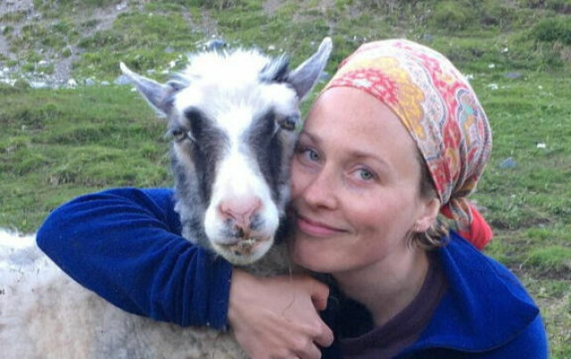 Filmskaper Rebekka Nystabakk og Frøya på gården der opptakene til filmen har blitt gjort. Filmskaper Rebekka Nystabakk og Frøya på gården der opptakene til filmen har blitt gjort. Foto: Rakel Nystabakk