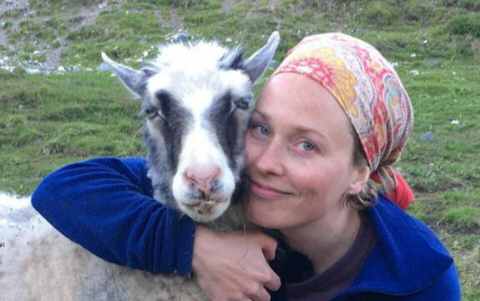 Filmskaper Rebekka Nystabakk og Frøya på gården der opptakene til filmen har blitt gjort. Filmskaper Rebekka Nystabakk og Frøya på gården der opptakene til filmen har blitt gjort. Foto: Rakel Nystabakk