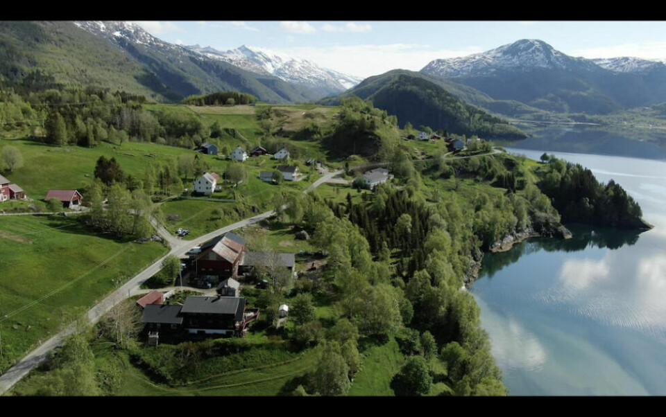 GÅRDEN. Nystabakkan i Sørfold er gården Rebekka lager film om. Hennes søster Rakel og kona Ida tok 1. januar over etter foreldrene Terje og Ann Katrin som da hadde drevet i 40 år. GÅRDEN. Nystabakkan i Sørfold er gården Rebekka lager film om. Hennes søster Rakel og kona Ida tok 1. januar over etter foreldrene Terje og Ann Katrin som da hadde drevet i 40 år. Foto: Eirik Evjen