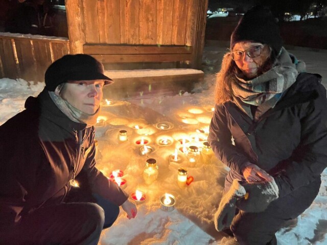 Sokneprest Lisbeth Torsvik Gieselmann (t.v.) og diakon Connie Bakken er takknemlig for det store oppmøtet på lystenninga i Lakseparken. Sokneprest Lisbeth Torsvik Gieselmann (t.v.) og diakon Connie Bakken er takknemlig for det store oppmøtet på lystenninga i Lakseparken. Foto: Lise Berntzen