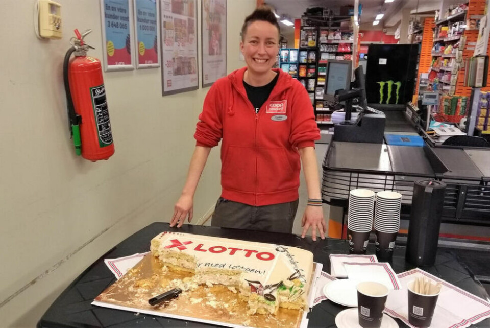 FEIRING. Milliongevinster i Lotto til Misvær ble denne uken feiret med bløtkake og kaffe på den lokale Coop’en, servert av en smilende butikksjef Caroline Kvig Kristensen. FEIRING. Milliongevinster i Lotto til Misvær ble denne uken feiret med bløtkake og kaffe på den lokale Coop’en, servert av en smilende butikksjef Caroline Kvig Kristensen. Foto: Foto: Lars Olav Handeland