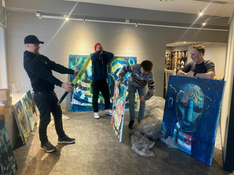 - HELT RÅTT. Blåfrost har alltid vært mer enn bare musikk, og det gjelder også når festivalen er flyttet til Bodø for i år. Festivalkunstner Ståle Gerhardsen har inntatt hele Siggeruds Galleri for helga med sine bilder. Fra venstre: Festivalsjef Øivind Holthe, Ståle Gerhardsen, Fredrik Teodor Siggerud og Ola Siggerud. - HELT RÅTT. Blåfrost har alltid vært mer enn bare musikk, og det gjelder også når festivalen er flyttet til Bodø for i år. Festivalkunstner Ståle Gerhardsen har inntatt hele Siggeruds Galleri for helga med sine bilder. Fra venstre: Festivalsjef Øivind Holthe, Ståle Gerhardsen, Fredrik Teodor Siggerud og Ola Siggerud. Foto: Foto: Blåfrost