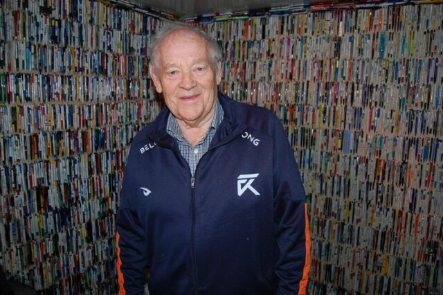 SOM TAPET. Svein Hoel nærmer seg 40.000 penner. Nå har han snart ikke mer veggplass i kjelleren, men han samler videre. SOM TAPET. Svein Hoel nærmer seg 40.000 penner. Nå har han snart ikke mer veggplass i kjelleren, men han samler videre. Foto: Stig Bjørna Karlsen