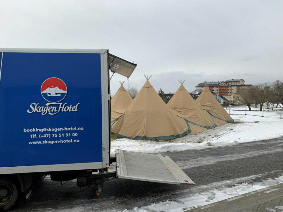 LAVVOBY. Det var ikke bare bare å få opp lavvoene utenfor Svømmehallen scene. LAVVOBY. Det var ikke bare bare å få opp lavvoene utenfor Svømmehallen scene. Foto: Blåfrost