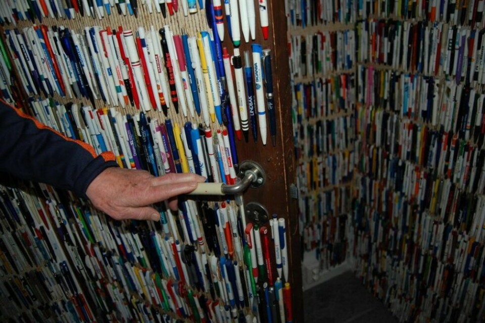 DOBBELTSIDIG TAPE. Man må være forsiktig, og unngå å komme borti og rive ned. DOBBELTSIDIG TAPE. Man må være forsiktig, og unngå å komme borti og rive ned.