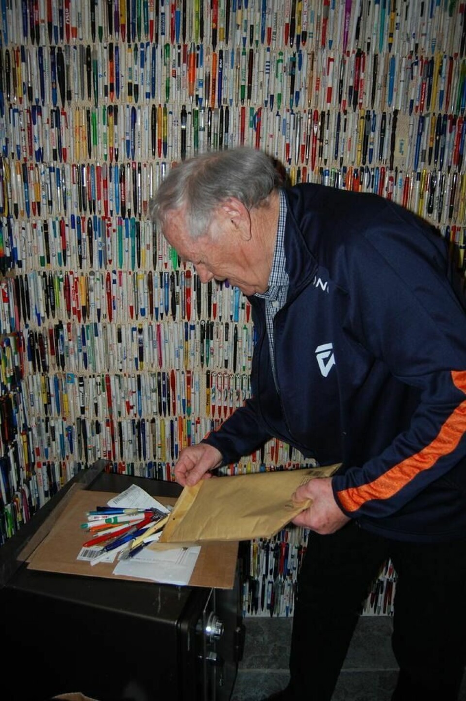 FRA TYSKLAND. En bobilsjåfør fra Tyskland sendte en stor konvolutt med penner etter at han ble oppsøkt av Svein Hoel på bobil-parkeringen på Fauske. FRA TYSKLAND. En bobilsjåfør fra Tyskland sendte en stor konvolutt med penner etter at han ble oppsøkt av Svein Hoel på bobil-parkeringen på Fauske.