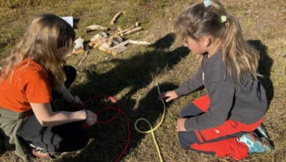 KNUTER. Liliana Durcova og Vilde Setså Larssen fikk mange utfordringer på turen. Én av dem var å knyte ulike knuter. KNUTER. Liliana Durcova og Vilde Setså Larssen fikk mange utfordringer på turen. Én av dem var å knyte ulike knuter. Foto: Espen Johansen