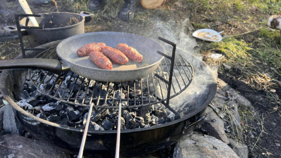 KJØKKEN. Bålet var i gang hele tiden og der ble det både varmet opp mat og laget mat fra grunnen. KJØKKEN. Bålet var i gang hele tiden og der ble det både varmet opp mat og laget mat fra grunnen. Foto: Foto: Espen Johansen