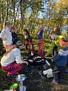 SAMLINGSPLASS. Bålet der mat ble laget og varmet ble en naturlig samlingsplass på turen. Foto: Sulitjelma skole