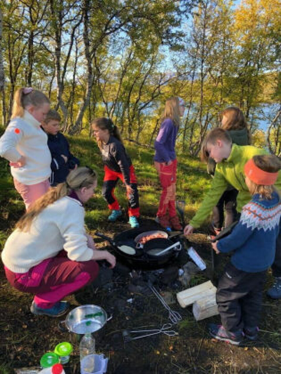 SAMLINGSPLASS. Bålet der mat ble laget og varmet ble en naturlig samlingsplass på turen. SAMLINGSPLASS. Bålet der mat ble laget og varmet ble en naturlig samlingsplass på turen. Foto: Sulitjelma skole