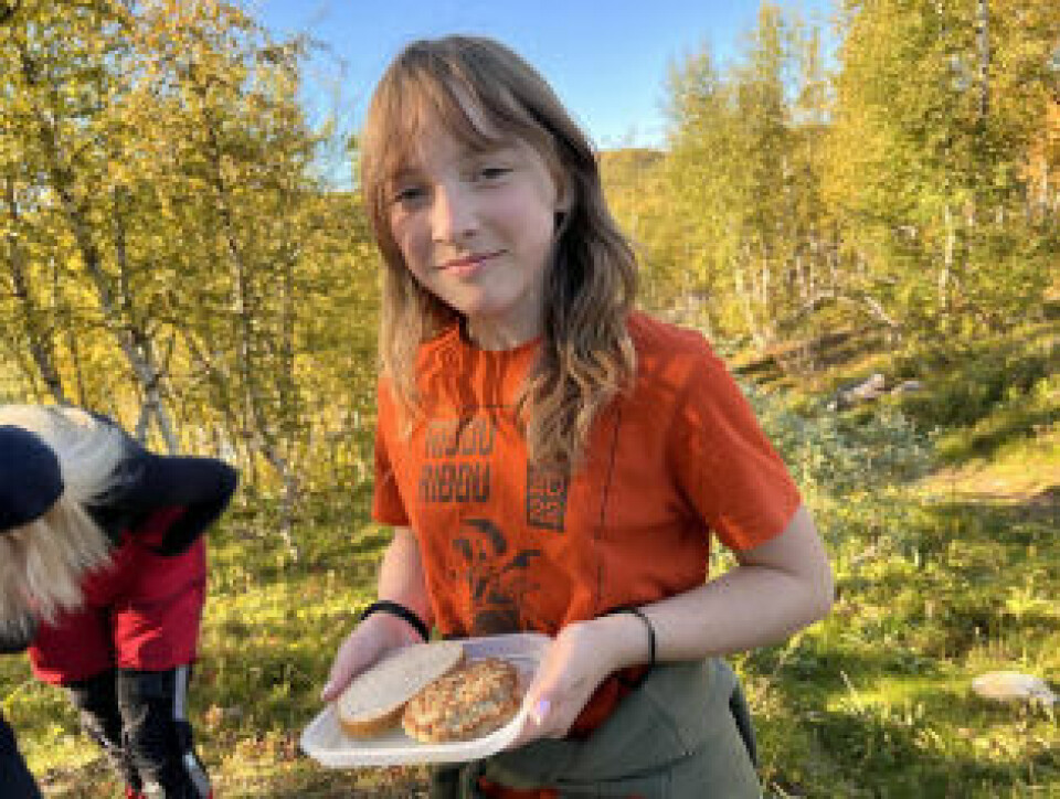 SULTEN. Etter mange timer ute, blir man sulten. Liliana Durcova brukte bålet til å varme både brød og kjøtt. SULTEN. Etter mange timer ute, blir man sulten. Liliana Durcova brukte bålet til å varme både brød og kjøtt. Foto: Espen Johansen