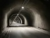 LANGT. Mellom åtte og ni kilometer kabelbroer er satt opp i tunneltakene i løpet av arbeidsperioden.