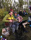 MUSIKK. Lærer Wiggo Lund og trubadur Cato Hultmann sørget for musikk på kvelden i Tjorvi. Foto: Sulitjelma skole