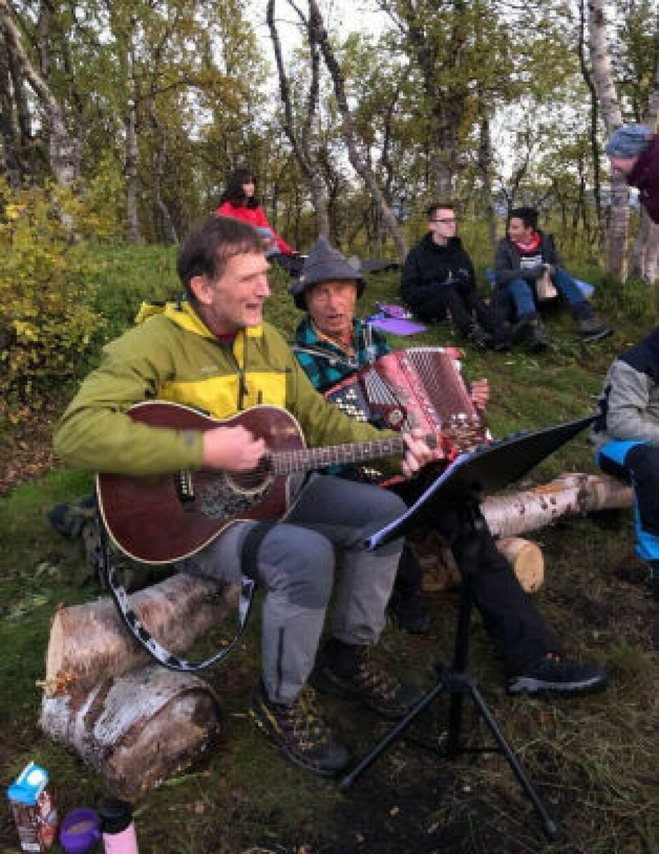 MUSIKK. Lærer Wiggo Lund og trubadur Cato Hultmann sørget for musikk på kvelden i Tjorvi. MUSIKK. Lærer Wiggo Lund og trubadur Cato Hultmann sørget for musikk på kvelden i Tjorvi. Foto: Sulitjelma skole