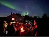 STEMNINGSFULLT. Slik kan man også avslutte en skoledag. Rundt bålet og under nordlyset. Foto: Sulitjelma skole