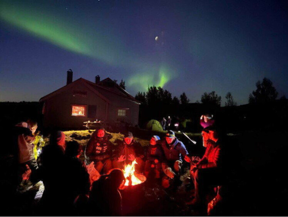 STEMNINGSFULLT. Slik kan man også avslutte en skoledag. Rundt bålet og under nordlyset. STEMNINGSFULLT. Slik kan man også avslutte en skoledag. Rundt bålet og under nordlyset. Foto: Sulitjelma skole