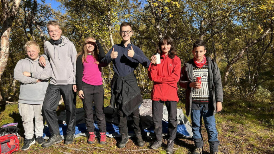 FORNØYDE. - Miljøet på skolen er godt og vi samarbeider fint på tvers av klassetrinnene. Det er artig at hele skolen er på tur sammen, sier denne gjengen som er noen av de eldste elevene. Fra venstre Kristian Fagerheim Johansen, Richard Kleven, Matea Setså, Arseni Mahankov, Ailin Lund og Pieer Nana. FORNØYDE. - Miljøet på skolen er godt og vi samarbeider fint på tvers av klassetrinnene. Det er artig at hele skolen er på tur sammen, sier denne gjengen som er noen av de eldste elevene. Fra venstre Kristian Fagerheim Johansen, Richard Kleven, Matea Setså, Arseni Mahankov, Ailin Lund og Pieer Nana. Foto: Espen Johansen