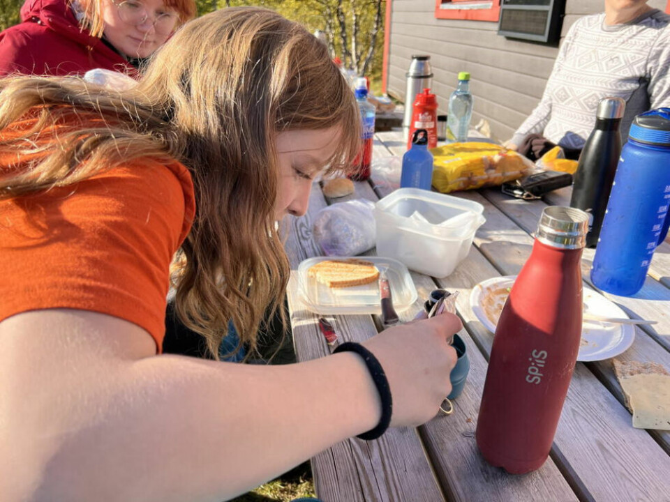 KAKAO. Liliana Durcova blander seg litt kakao i solveggen i Tjorvi. KAKAO. Liliana Durcova blander seg litt kakao i solveggen i Tjorvi. Foto: Espen Johansen