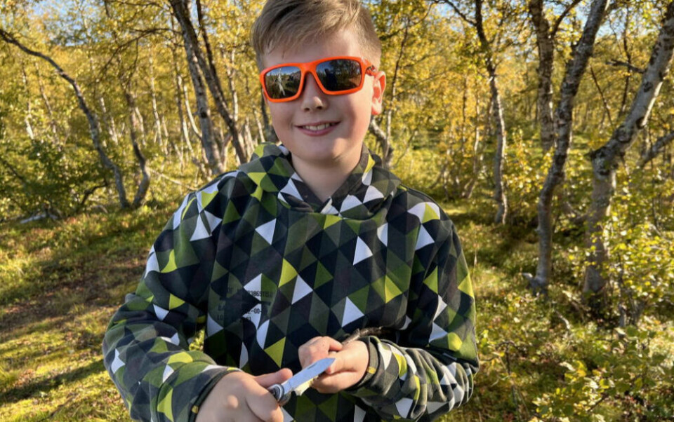 SPIDD. Emil Setså Larssen gjør klart redskap for å få stekt litt mat. SPIDD. Emil Setså Larssen gjør klart redskap for å få stekt litt mat. Foto: Foto: Espen Johansen