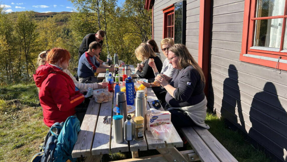 LUNSJ. Lærerne lot til å sette pris på at lunsjrommet på skolen (selv om det også er veldig trivelig) var byttet ut med solveggen ved Tjorvihytta. LUNSJ. Lærerne lot til å sette pris på at lunsjrommet på skolen (selv om det også er veldig trivelig) var byttet ut med solveggen ved Tjorvihytta. Foto: Foto: Espen Johansen