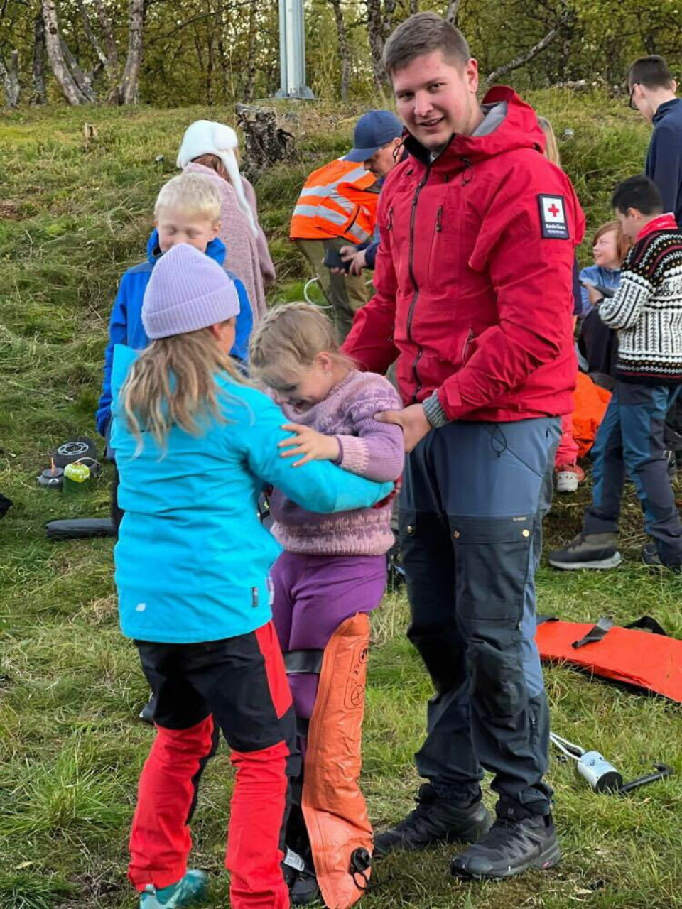 KURS. Røde Kors, her ved Sebastian Krokstrand, var også innom på besøk da skolen var på tur. KURS. Røde Kors, her ved Sebastian Krokstrand, var også innom på besøk da skolen var på tur. Foto: Sulitjelma skole
