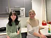 TRAVELT. Det gikk i ett med matlaging hele dagen for elev Ailin Lund og lærer Lill-Marit Kampli. - Travel, men veldig artig, mente de to. Foto: Espen Johansen