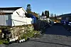 FARLIG? Stig Skogens eiendom er ennå ikke kommet helt på plass etter at Dahl Bygg rev den ned i januar. Nå ser det slik ut på eiendommen. Dahl Bygg hevder muren utgjør en fare for barn som vil klatre i den, men det gjelder tilsynelatende ikke hans eget gjerde. Foto: Victoria Finstad