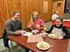 FORNØYDE. Stian Larssen, Tonje Setså og Vilde Setså Larssen syntes maten bra veldig god. Foto: Espen Johansen