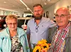 Amalie «May» Johannessen, Trond Marius Brunvær og Leif Johannessen har fått både ny bil og gratulasjonsblomster på overleveringsdagen. Foto: Victoria Finstad