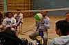 SMELTER INN. Helseministeren satte seg ned og spilte sittende volleyball med brukerne av helsesportsenteret, som var glade for å få en så kjent spiller på laget. Foto: Victoria Finstad