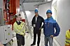 Fra venstre er Kenneth Karlsen, samferdselsminister Ketil Solvik Olsen og kommunikasjonssjef i SKS, Andreas Opheim, på omvisning i det nye kraftverket i Arstaddalen. Foto: Victoria Finstad
