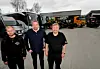 STOR MASKINPARK. Terje Nordeng, Johan Christian Eriksen og Kjell Eriksen foran den store maskinparken de har skaffet seg. Den hvite bussen og den ene lastemaskinen har de fått levert de siste dagene. Foto: Arild Bjørnbakk