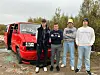 UTSATT FOR HÆRVERK. Bilen var EU-godkjent og i kjørbar stand da guttene parkerte den på russecampen. Nå er bilen så ødelagt at den må leveres til bilopphuggeren. Fra venstre: Stian B. Willumstad, Mats Moen, Andreas Gleinsvåg og Mathias Olsen. Foto: Lise Berntzen