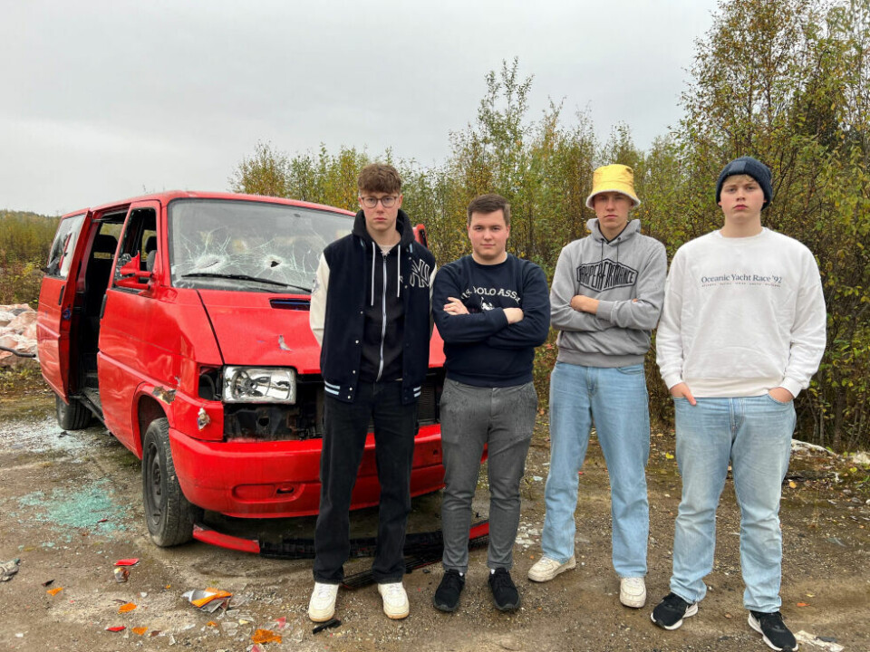 UTSATT FOR HÆRVERK. Bilen var EU-godkjent og i kjørbar stand da guttene parkerte den på russecampen. Nå er bilen så ødelagt at den må leveres til bilopphuggeren. Fra venstre: Stian B. Willumstad, Mats Moen, Andreas Gleinsvåg og Mathias Olsen. UTSATT FOR HÆRVERK. Bilen var EU-godkjent og i kjørbar stand da guttene parkerte den på russecampen. Nå er bilen så ødelagt at den må leveres til bilopphuggeren. Fra venstre: Stian B. Willumstad, Mats Moen, Andreas Gleinsvåg og Mathias Olsen. Foto: Lise Berntzen