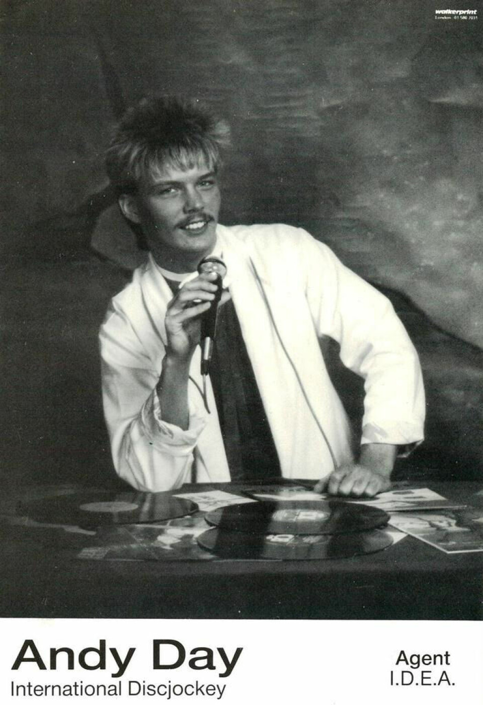 80-TALLET. Slik promoterte DJ Andy Day seg i 1985. 2022-utgaven ser annerledes ut, men lidenskapen for musikken og for å få folk til å smile er den samme. 80-TALLET. Slik promoterte DJ Andy Day seg i 1985. 2022-utgaven ser annerledes ut, men lidenskapen for musikken og for å få folk til å smile er den samme. Foto: Privat