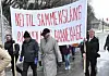 DEMONSTRERER MOT SAMMENSLÅING. Folk i demonstrasjonstoget under 1. mai-feiringen som ikke ønsker å slå sammen skole og barnehage. Foto: Victoria Finstad