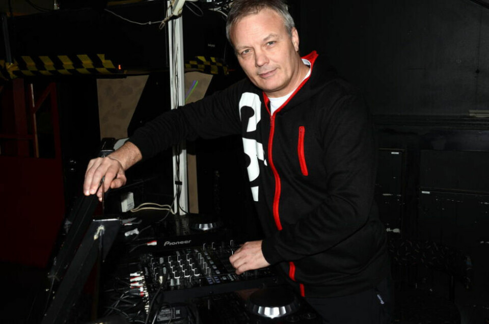 I KJENT STIL. I hele 42 år har Andy tatt på seg spillejobber som DJ, både innenlands og utenlands. I KJENT STIL. I hele 42 år har Andy tatt på seg spillejobber som DJ, både innenlands og utenlands. Foto: Espen Johansen