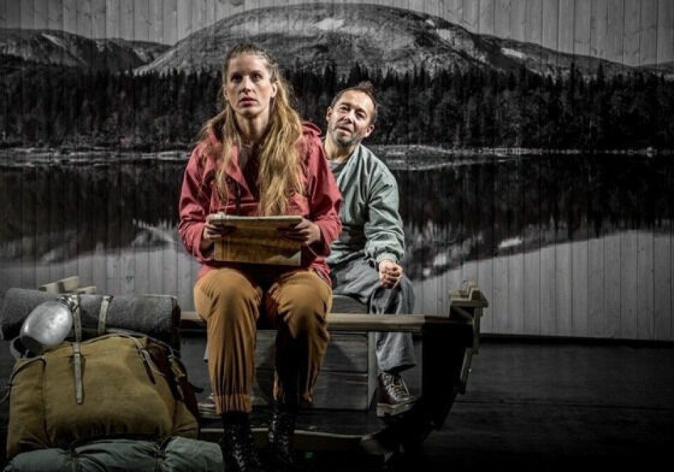 TIL SALTEN. Nordland Teater kommer med forestillingen 'Kappe Land' til Salten denne uka. Her ser vi Katja Brita Lindeberg og Bernt Bjørn i to av rollene. TIL SALTEN. Nordland Teater kommer med forestillingen 'Kappe Land' til Salten denne uka. Her ser vi Katja Brita Lindeberg og Bernt Bjørn i to av rollene. Foto: Bjørn Leirvik/Nordland Teater
