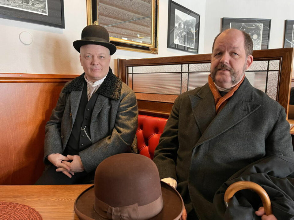 STILIGE. Andy Jensen er kjent for å være der det skjer. Her sammen med Arnt Håkon Nordkil på Sulitjelma hotell i flotte kostymer for å være med i storfilmen ”Sulis”. STILIGE. Andy Jensen er kjent for å være der det skjer. Her sammen med Arnt Håkon Nordkil på Sulitjelma hotell i flotte kostymer for å være med i storfilmen ”Sulis”. Foto: Espen Johansen