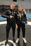 DUO. Trener Petter Karlsen kan se tilbake på et godt 2022 for Tobias som har vunnet Norgescupen og tatt NM-medalje. Foto: Fauske atletklubb