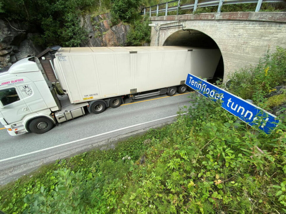 TRANGT. Det er ikke store marginer i de gamle tunnelene gjennom Sørfold. TRANGT. Det er ikke store marginer i de gamle tunnelene gjennom Sørfold. Foto: Kenneth Strømsvåg