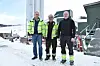 SAMARBEIDER. Torgeir Kristensen, Knut Mikkelborg og Tor Magne Johansen er produksjonsledere på Nordland Betong sine produksjonsverk i henholdsvis Bodø, Meløy og Fauske. De samarbeider om å transportere ferdig-betong rundt til de ulike prosjektene. I bakgrunnen ser vi de nye siloene, som inneholder sement. Den midterste er litt spesiell, siden den er todelt og inneholder silika og flygeaske. Foto: Victoria Finstad