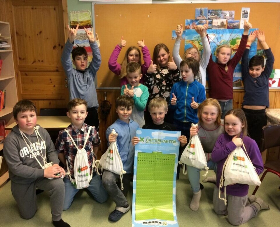 IVRIGE. Aksel Kvarum Hagen holder plakaten som viser at disse ivrige batterijegerne hadde har samlet inn 80 kilo batteri da bildet ble tatt. I bakerste rekke fra venstre er Daniil Grudai, Eira Trones Røkkum, Tobias Hagenes, Signe Engenes, Live Hansen og William Pettersen. De to i midten er Eirik Haukland Engan og Oliver Danielsen. Fremste rekke fra venstre er Nicholas Svartnes Kristiansen, Elias Karbøl Bakkegård, Vetle Rothe Furuli, Aksel Kvarum Hagen, Astrid Rørvik og Kaja Gundersen. IVRIGE. Aksel Kvarum Hagen holder plakaten som viser at disse ivrige batterijegerne hadde har samlet inn 80 kilo batteri da bildet ble tatt. I bakerste rekke fra venstre er Daniil Grudai, Eira Trones Røkkum, Tobias Hagenes, Signe Engenes, Live Hansen og William Pettersen. De to i midten er Eirik Haukland Engan og Oliver Danielsen. Fremste rekke fra venstre er Nicholas Svartnes Kristiansen, Elias Karbøl Bakkegård, Vetle Rothe Furuli, Aksel Kvarum Hagen, Astrid Rørvik og Kaja Gundersen.