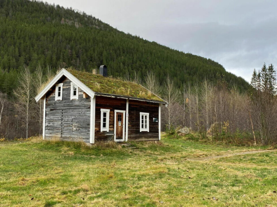 SJARMERENDE. Nystadnesstua ble gitt i gave til nasjonalparksenteret i 2004, og satt opp på Roparneset i 2007. I dag leies den jevnlig ut. SJARMERENDE. Nystadnesstua ble gitt i gave til nasjonalparksenteret i 2004, og satt opp på Roparneset i 2007. I dag leies den jevnlig ut. Foto: Foto: Eva S. Winther
