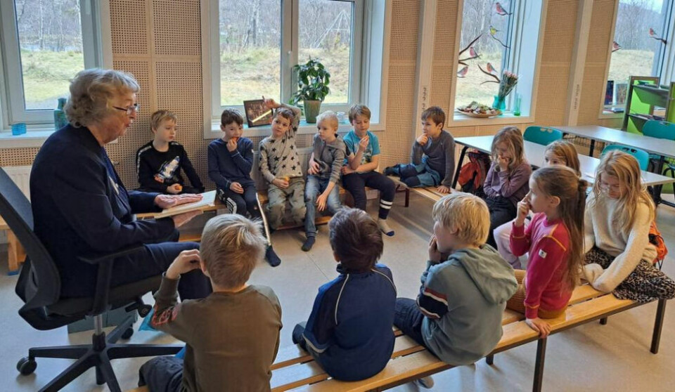 LESESTUND. Elevene i 2.klasse ved Valnesfjord skole satt stor pris på å få besøk av den pensjonerte lærerinnen. LESESTUND. Elevene i 2.klasse ved Valnesfjord skole satt stor pris på å få besøk av den pensjonerte lærerinnen. Foto: Heidi Myrvoll
